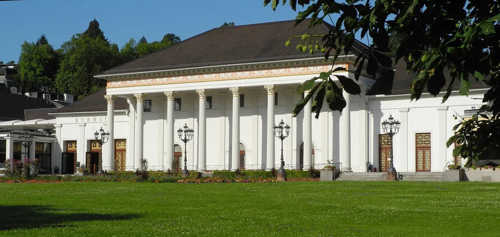 Klassizistische Säulenfassade des Kurhauses Baden-Baden hinter der Rasenfläche im Kurgarten