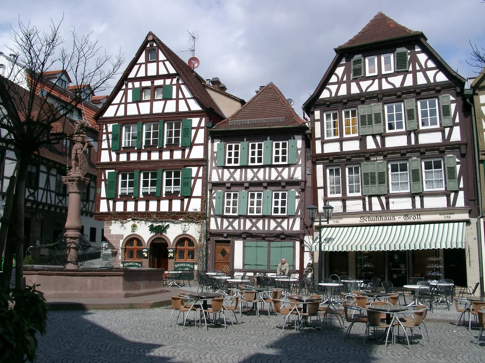 Fachwerkhäuser und Marktbrunnen am Marktplatz der Brettener Altstadt