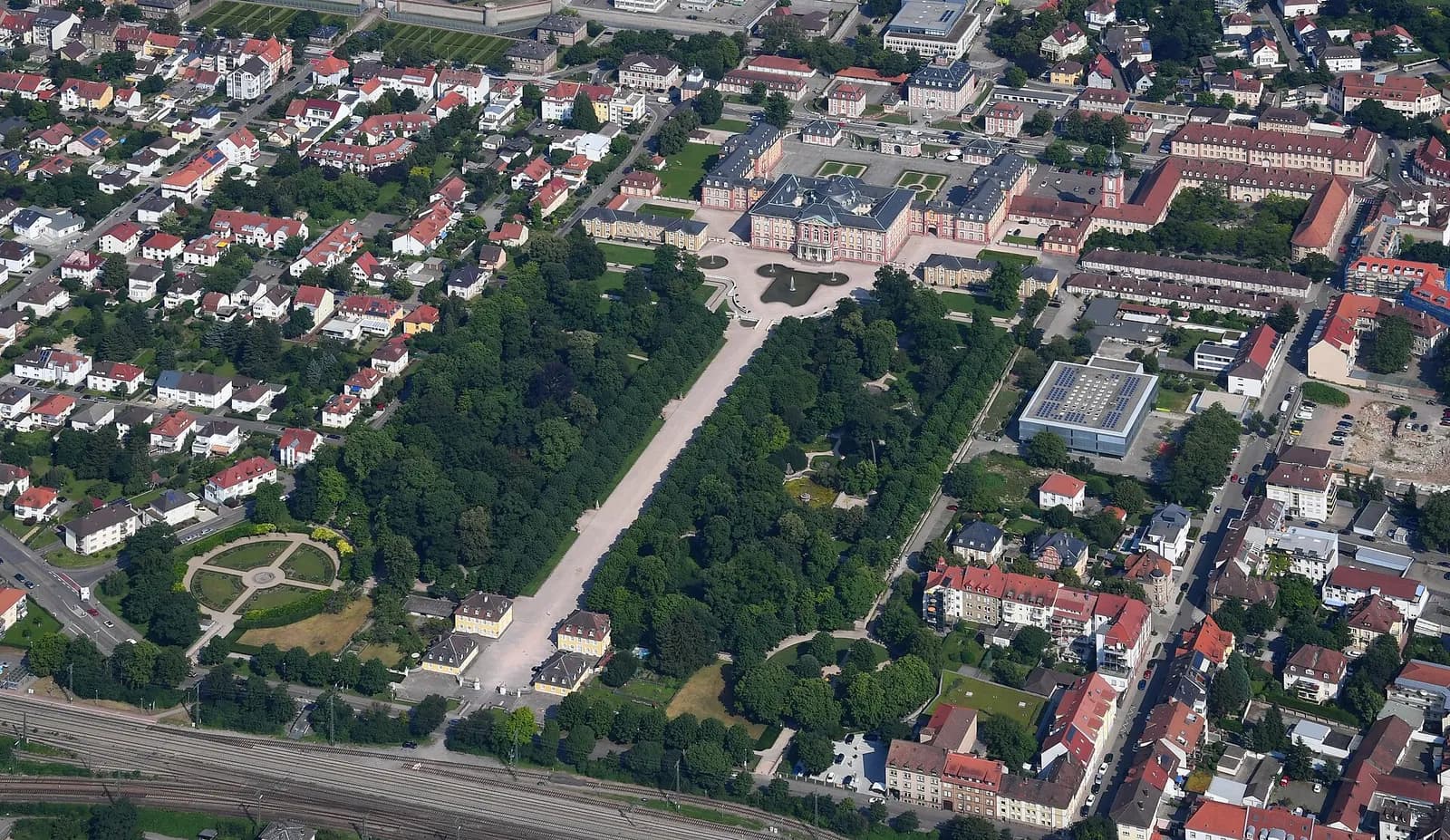 Luftaufnahme von Schloss Bruchsal mit Schlossgarten und angrenzenden Wohnquartieren