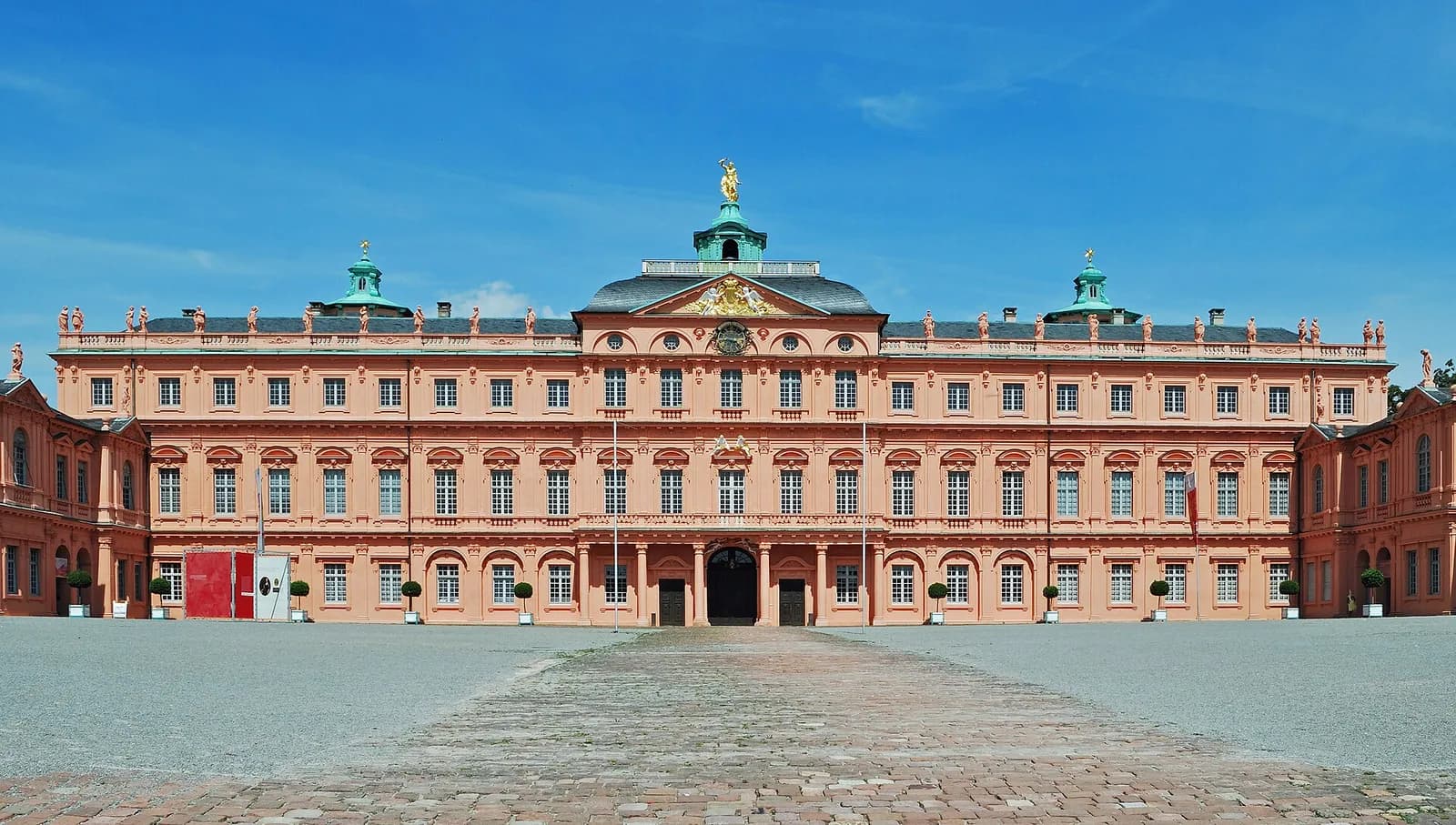 Frontalansicht des barocken Residenzschlosses Rastatt mit Ehrenhof